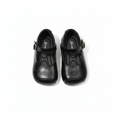 Ballerines noires sur fond blanc