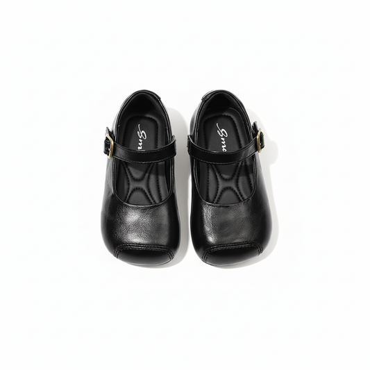 Ballerines noires sur fond blanc