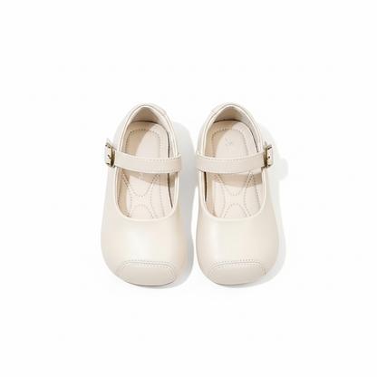 Chaussures blanches sur fond blanc